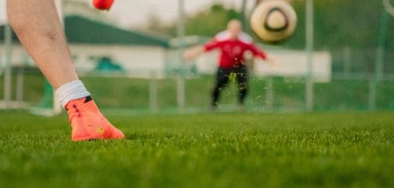 أدوات تدريب كرة القدم: دليلك الشامل لتعزيز أداء اللاعبين