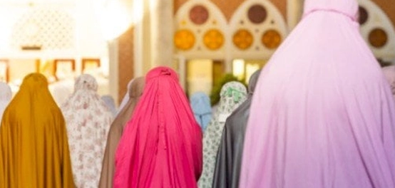 أحكام إمامة المرأة في المذاهب الأربعة