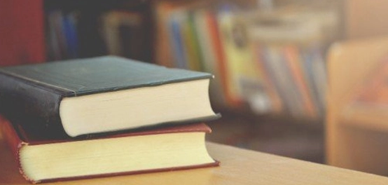 المدرسة المثالية والمدرسة الواقعية: نظرتان متناقضتان للعالم