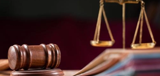 الفرق بين المحكمة الإدارية والمحكمة العادية