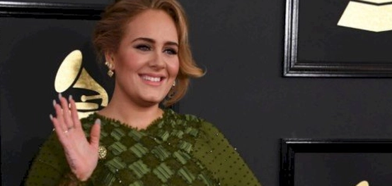 أديل لوري بلو أدكنز: مغنية وكاتبة أغاني إنجليزية