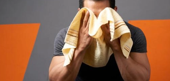 التعرق المفاجئ: الأسباب والأعراض ومتى يجب زيارة الطبيب