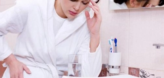 سلس البول عند النساء: الأسباب، الأنواع، والعلاج