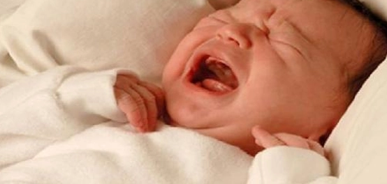 مشاكل الإمساك عند الرضع: الأسباب والعلاج