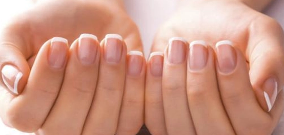 أسباب زرقة الأظافر: دليل شامل