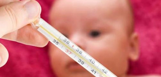 ارتفاع حرارة الجسم أثناء الليل: الأسباب والعلاج