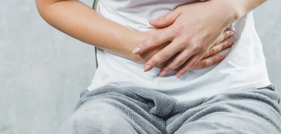 ألم المعدة: الأسباب، الوقاية، ومتى يجب زيارة الطبيب