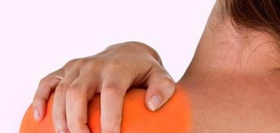أوجاع الكتف الأيسر: الأسباب والعلاج