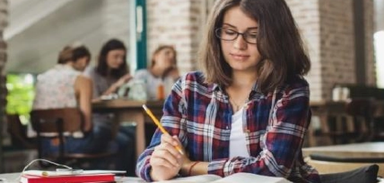 تمكين المرأة من خلال التعليم
