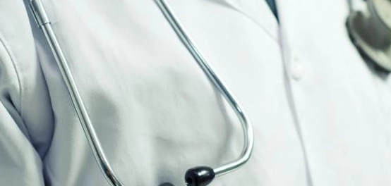 حياة وإنجازات الدكتور حسنات خان، جراح القلب البارز