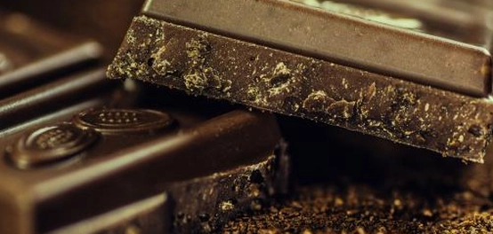 حساسية الشوكولاتة: أسبابها، أعراضها، وفوائد الشوكولاتة الداكنة