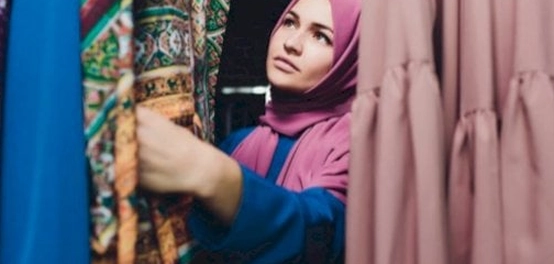 لباس المرأة المسلمة: أحكام شرعية وأحاديث نبوية