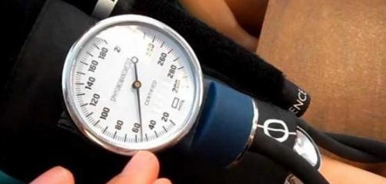 أجهزة قياس ضغط الدم: الدليل الشامل