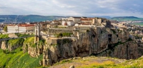 قسنطينة: رحلة عبر جغرافية مدينة الجسور
