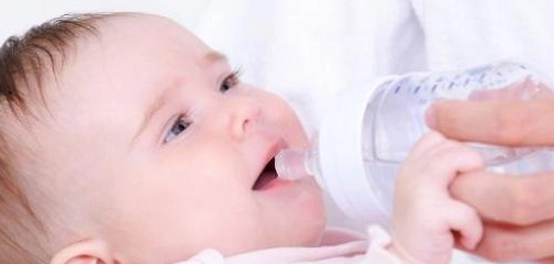 زيادة استهلاك الماء عند الأطفال: الأسباب، الكميات الموصى بها، والمخاطر