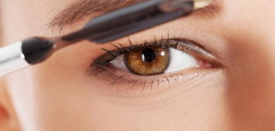 تساقط شعر الحواجب: الأسباب والعلاج