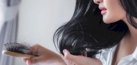 أسباب تساقط الشعر: دليل شامل
