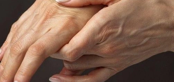 أسباب وخز اليد اليمنى: دليل شامل