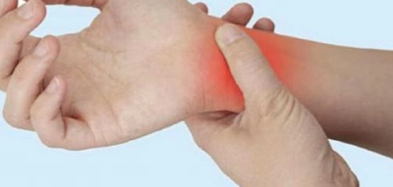 أسباب وخز اليد اليسرى: دليل شامل