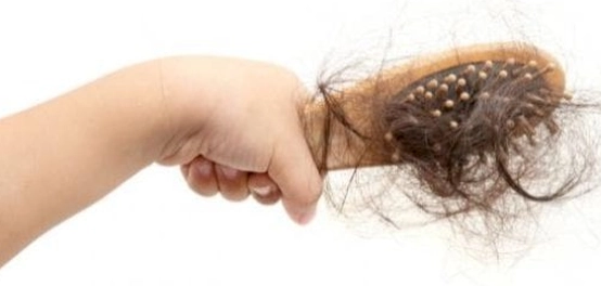 تساقط شعر الأطفال: الأسباب والعلاج