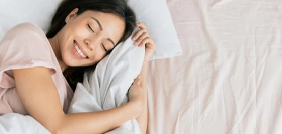 الضحك أثناء النوم: الأسباب والحالات المختلفة