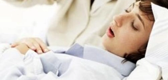 أسباب الشخير عند النساء: دليل شامل