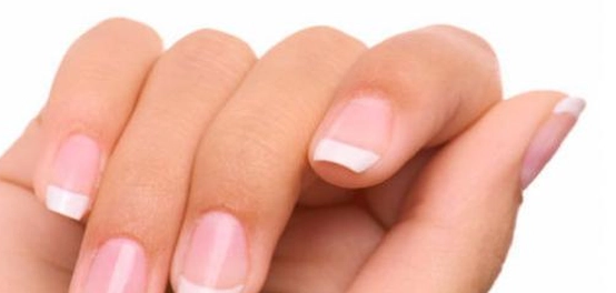 أسباب ظهور الخطوط على الأظافر: دليل شامل