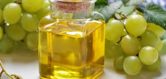 فوائد زيت بذور العنب الرائعة للشعر والبشرة