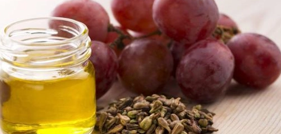 فوائد زيت بذور العنب الرائعة للبشرة