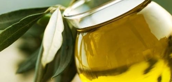 فوائد زيت الزيتون البكر الرائعة للشعر