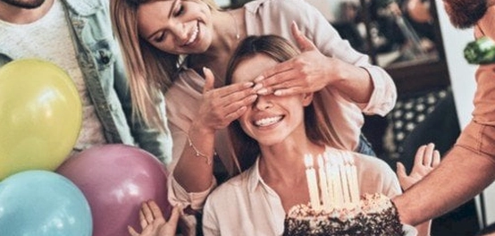 أجمل عبارات التهنئة بعيد ميلاد صديقة الطفولة