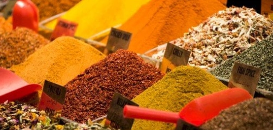 بهارات مصر: رحلة في عالم النكهات الفريدة
