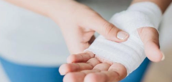 أسباب آلام اليدين: دليل شامل