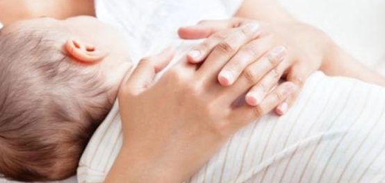 انخفاض إنتاج حليب الأم: الأسباب والحلول