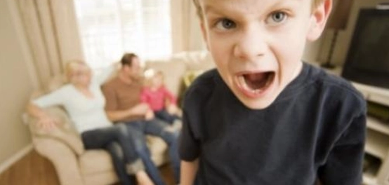 فهم سلوك الطفل العصبي: الأسباب والحلول