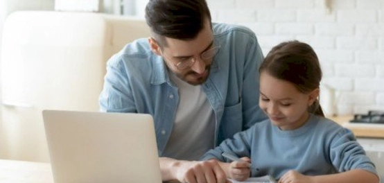 تقنيات فعّالة لمساعدة أطفالك على حفظ دروسهم