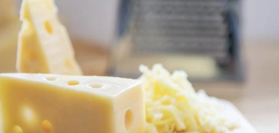 الجبن: فوائد غذائية وأضرار محتملة