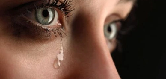 رحلة عبر عالم الدموع: فوائدها وأضرارها