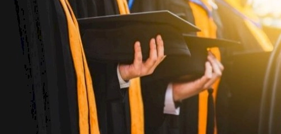 تاريخ زيّ التخرّج: من الأديرة إلى المنصات