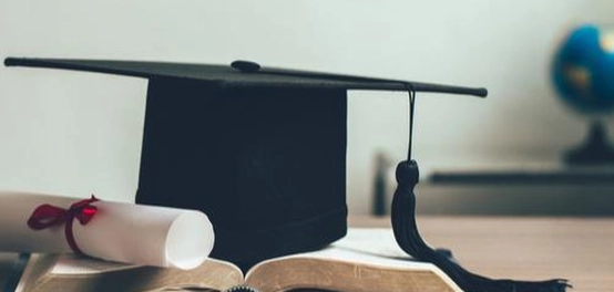 تاريخ قبعة التخرج: من العصور الوسطى إلى العصر الحديث