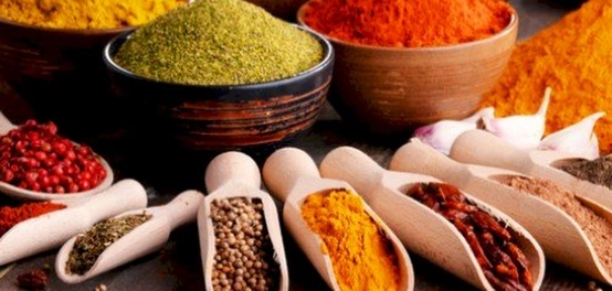 عطر المطبخ العراقي: رحلة في عالم التوابل الرائعة