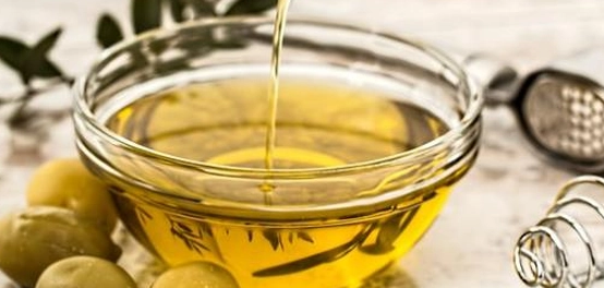 زيت الزيتون على الريق: فوائد وأضرار محتملة