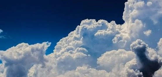 آثار تآكل طبقة الأوزون: تهديدات بيئية وبشرية