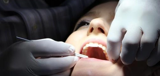 سلامة الأم والجنين: مخاطر وتدابير بنج الأسنان خلال الحمل