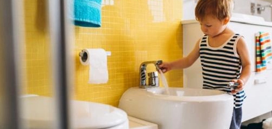 متى يبدأ تدريب الطفل على استخدام المرحاض؟