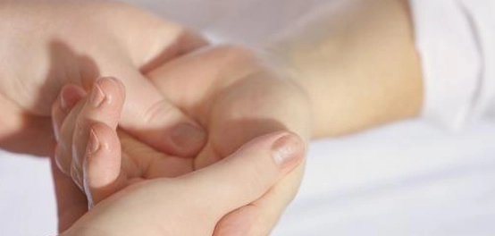 علاج رعشة اليدين: دليل شامل للوقاية والعلاج