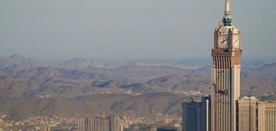 كنوز المملكة: رحلة عبر أجمل معالم السياحة السعودية