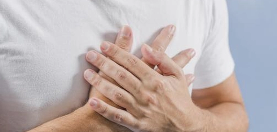 سرعة دقات القلب: الأعراض، الأسباب، والمضاعفات