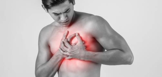 ألم في القفص الصدري: الأعراض، الأسباب، والعلاج