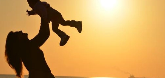 كلمات وعبارات تعبر عن حب الأم لأبنائها